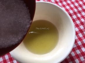 接着将麻油倒入碗中，加入白砂糖