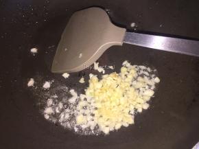 然后热锅，放少许油，倒入蒜蓉爆香