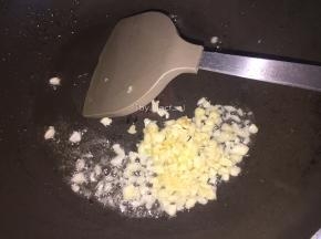 然后热锅，放少许油，倒入蒜蓉爆香