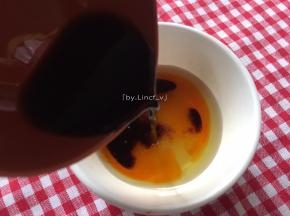 加入生抽搅拌均匀成酱