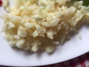 蒜瓣去皮后切成蒜蓉待用