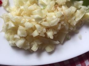 蒜瓣去皮后切成蒜蓉待用