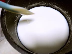 牛奶凉至不烫手的温度，加入酸奶搅拌均匀