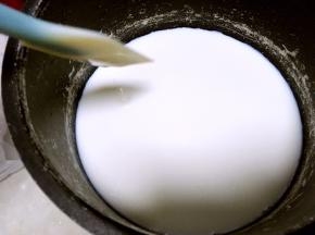 牛奶凉至不烫手的温度，加入酸奶搅拌均匀
