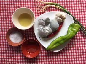 准备食材:
皮蛋 3个、青尖椒 1个、小红椒1个、香葱 1根、蒜瓣6瓣、花椒油
辣椒油 · 麻油 · 生抽 · 醋 · 白砂糖（适量）