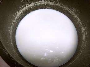 我用的鲜牛奶，煮开后凉至不烫手，用袋装牛奶可以不用煮开，直接用电饭锅保温档保温至55度就可以