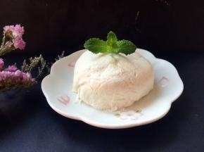 过滤出来的乳清也别丢掉，可以用来做乳清蛋糕，乳清吐司都很好吃，装瓶冰箱冷藏可以放一周左右