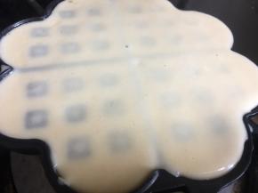 倒入两勺华夫饼面糊，盖上盖子，小火煎十秒后左右翻面