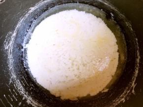 发酵好后打开电饭锅，你会看到乳清跟奶酪已经分离，滤网垫上厚一点的纱布，我用的面粉筛