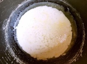 发酵好后打开电饭锅，你会看到乳清跟奶酪已经分离，滤网垫上厚一点的纱布，我用的面粉筛