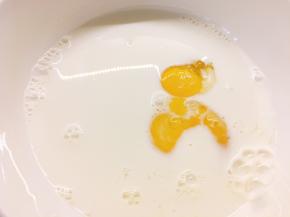 倒入牛奶、盐和糖