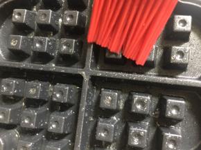 充分预热华夫饼模具，刷上一层油