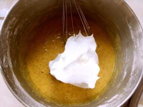 打发好的蛋白分三次加入到蛋黄糊中翻拌均匀