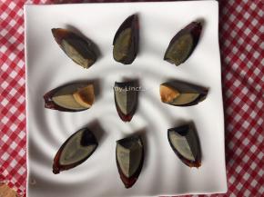 皮蛋去壳后切成小船状摆盘待用