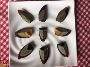 皮蛋去壳后切成小船状摆盘待用