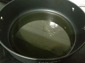 锅置于火上，倒入适量植物油。