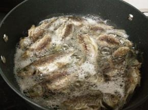 炸至一面微黄后翻面继续炸。