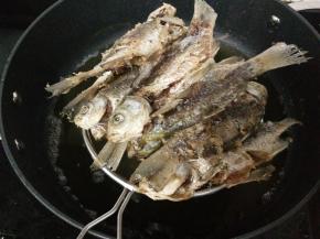 另一面也炸至微黄后捞出控油。