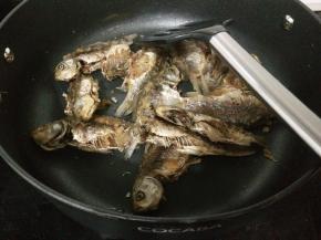 另取一个锅置于火上，倒入炸好的鱼。