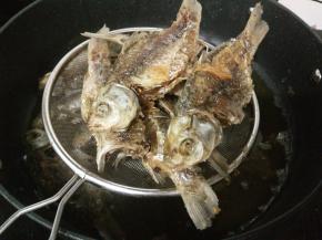 另一面也炸至金黄后捞出控油。