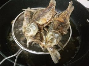 另一面也炸至金黄后捞出控油。