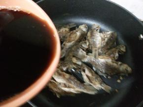 倒入调配好的糖醋汁。