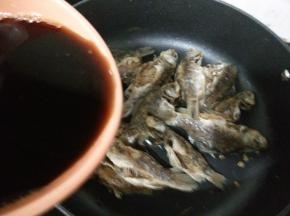 倒入调配好的糖醋汁。