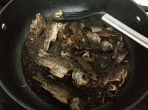 大火快速翻炒，让鱼的每一面都沾上糖醋汁，炒到汤汁将干之时关火。