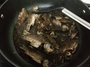 大火快速翻炒，让鱼的每一面都沾上糖醋汁，炒到汤汁将干之时关火。