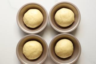 480g共分成四等份每个120g放入学厨 金色5寸不粘汉堡胚模具胚盘，继续常温发酵25分钟左右（可盖上保鲜膜）