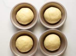 480g共分成四等份每个120g放入学厨 金色5寸不粘汉堡胚模具胚盘，继续常温发酵25分钟左右（可盖上保鲜膜）