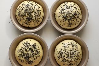 表面用毛刷刷上牛奶，再散上芝麻。（不是刷蛋液哦）