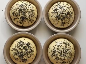 表面用毛刷刷上牛奶，再散上芝麻。（不是刷蛋液哦）