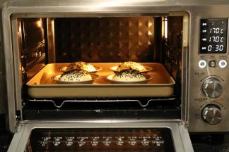 表面用毛刷刷上牛奶，再散上芝麻。（不是刷蛋液哦）