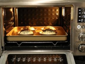 表面用毛刷刷上牛奶，再散上芝麻。（不是刷蛋液哦）