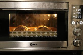 注意观察上色状态，以在适当的时间覆盖锡纸，避免上色过度。