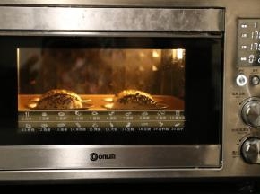 注意观察上色状态，以在适当的时间覆盖锡纸，避免上色过度。