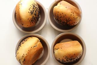 烤好的汉堡胚柔软且不沾模具，接下来就自行创意夹上自己喜欢吃馅料吧，