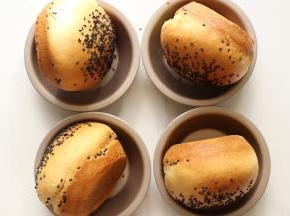 烤好的汉堡胚柔软且不沾模具，接下来就自行创意夹上自己喜欢吃馅料吧，