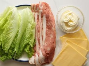 我就准备了这些现成的，培根要烘烤170度10分钟就可以食用了，