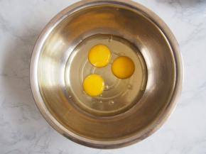 将鸡蛋放入盆子中。