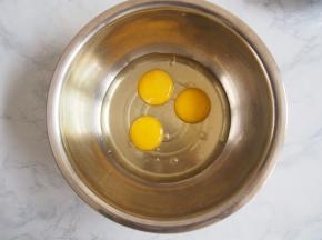 将鸡蛋放入盆子中。
