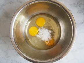 加入细砂糖，搅拌均匀。