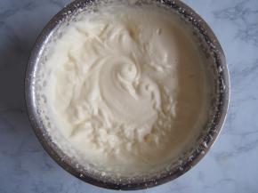 用电动打蛋器打发至颜色变浅，体积变大，提起打蛋头滴落的花纹不会立即消失。