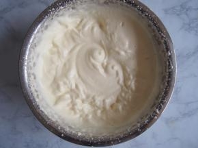 用电动打蛋器打发至颜色变浅，体积变大，提起打蛋头滴落的花纹不会立即消失。