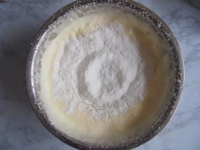 筛入低筋面粉，切拌均匀。