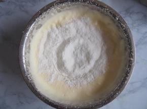 筛入低筋面粉，切拌均匀。