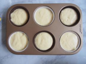 将蛋糕托放入模具中，将面糊倒入8分满。