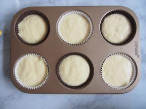 将蛋糕托放入模具中，将面糊倒入8分满。