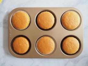 烤箱预热至170度，中层上下火，20分钟左右即可（要根据自己的烤箱脾气和曲奇大小适当调整时间哦）。多余的面糊可以用纸杯蛋糕烤一下~